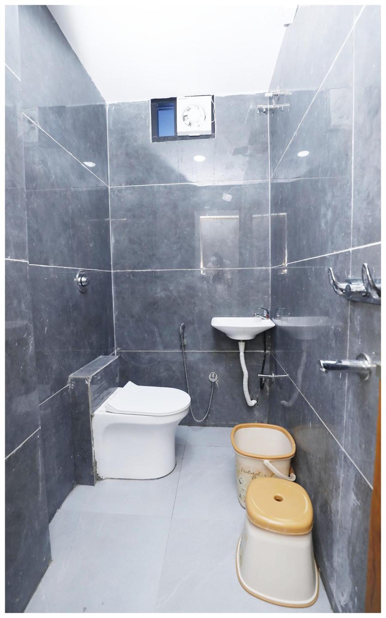 Premium Hotel Ujjain - G A R I M A - Near Mahakal Temple And Rivar - Railway Station - Hygiene & Spacious Room - With Wifi- And Parking Facilities - Best Hotel In Уджайн Екстериор снимка