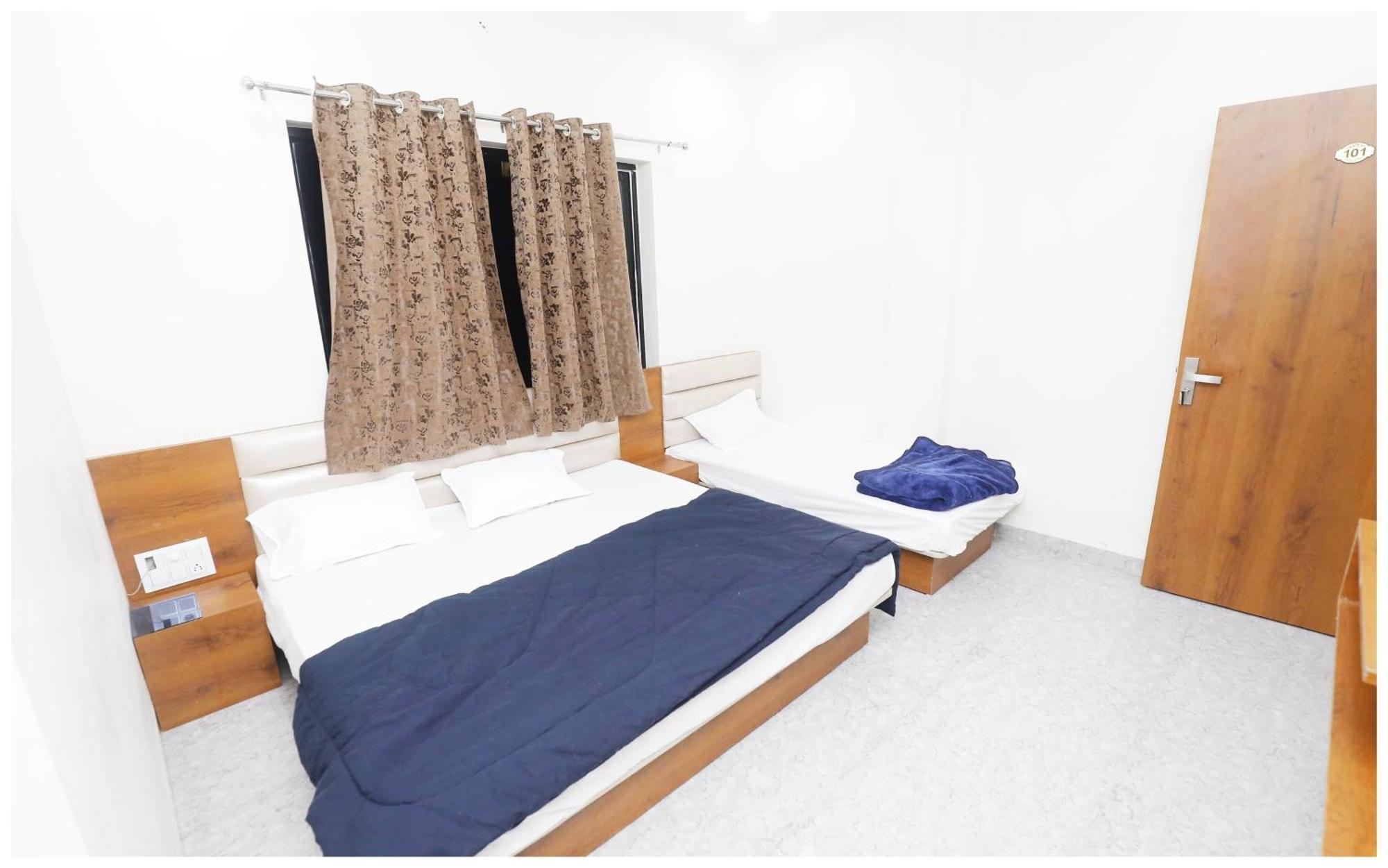 Premium Hotel Ujjain - G A R I M A - Near Mahakal Temple And Rivar - Railway Station - Hygiene & Spacious Room - With Wifi- And Parking Facilities - Best Hotel In Уджайн Екстериор снимка