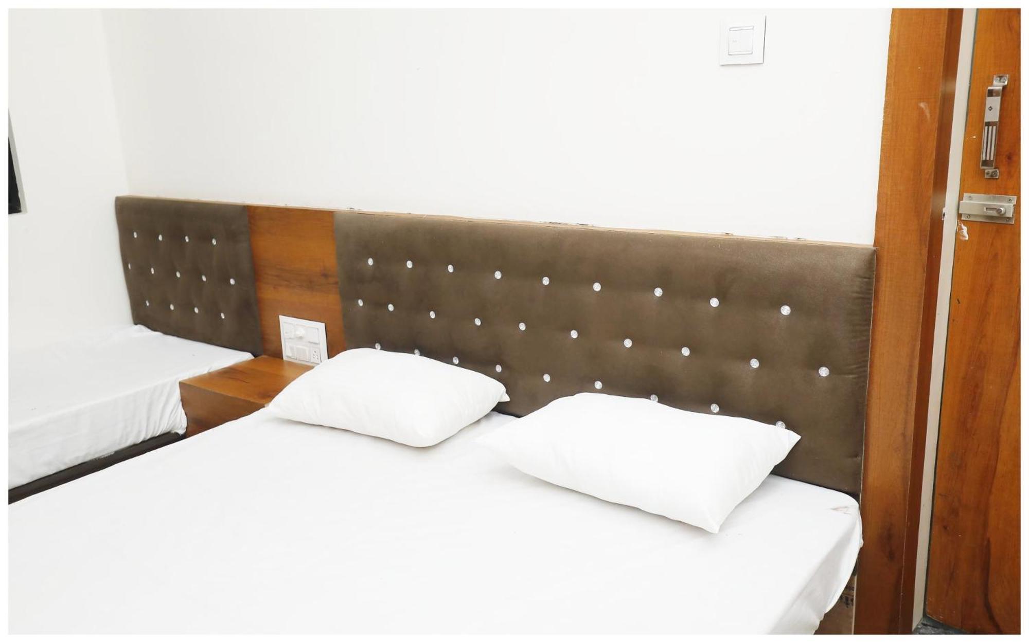 Premium Hotel Ujjain - G A R I M A - Near Mahakal Temple And Rivar - Railway Station - Hygiene & Spacious Room - With Wifi- And Parking Facilities - Best Hotel In Уджайн Екстериор снимка