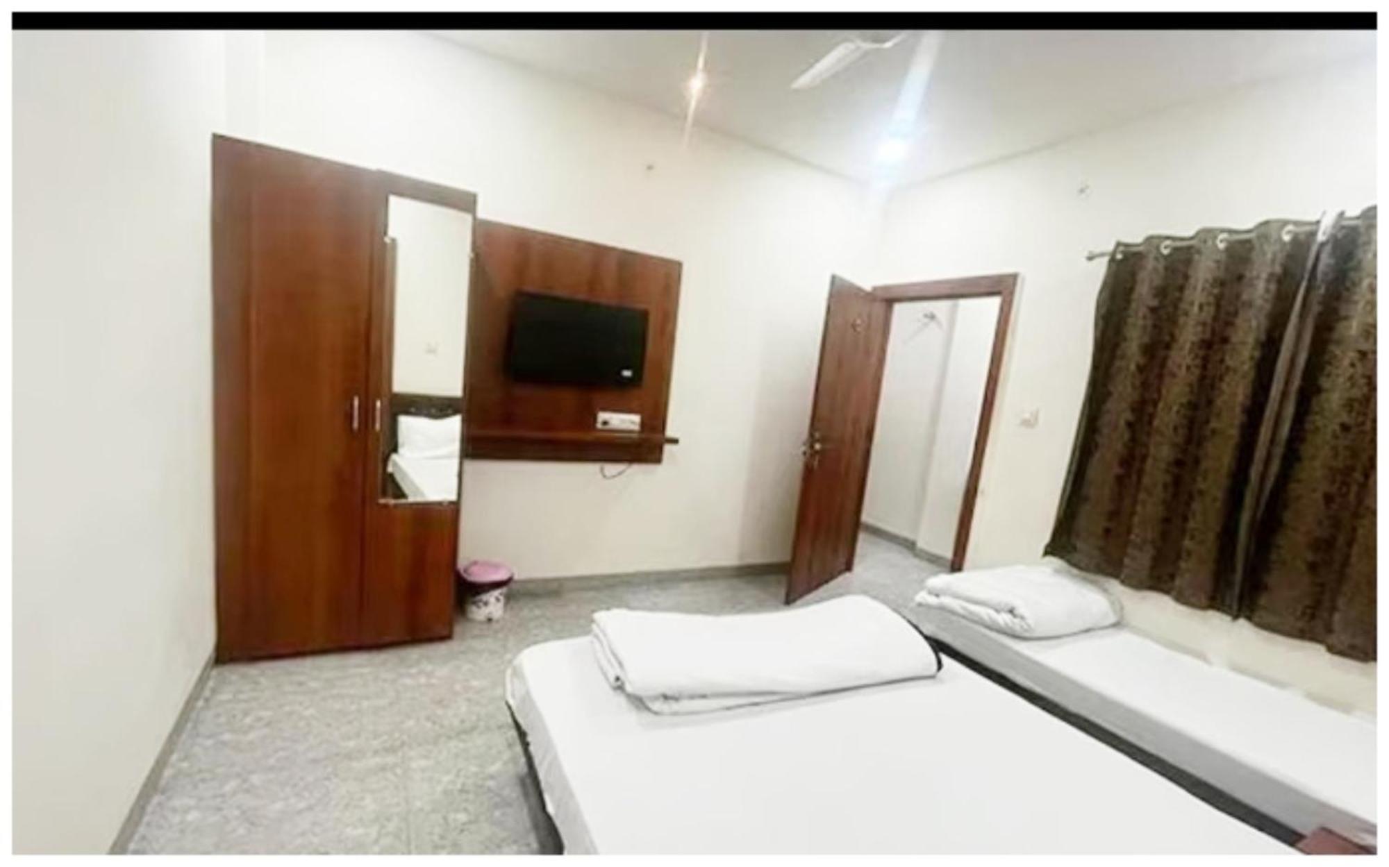 Premium Hotel Ujjain - G A R I M A - Near Mahakal Temple And Rivar - Railway Station - Hygiene & Spacious Room - With Wifi- And Parking Facilities - Best Hotel In Уджайн Екстериор снимка